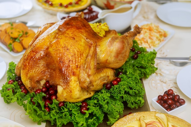 Tacchino intero arrosto per la cena di natale. impostazione della tabella.