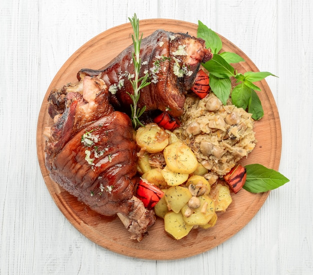 Roaster pork knuckle met savooiekool en gebakken aardappelen