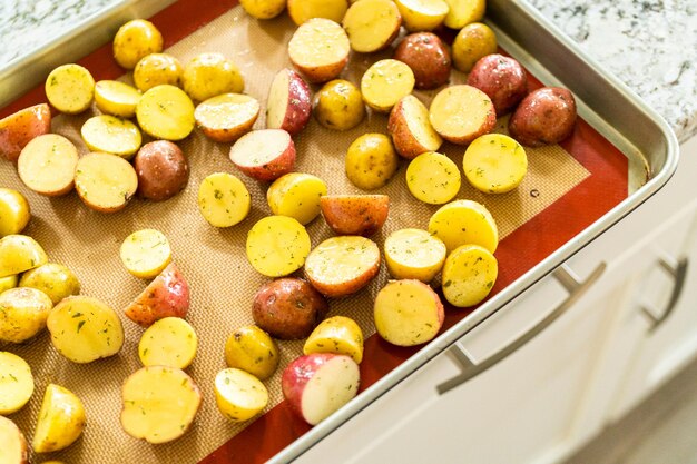 Foto arrostire patate di marmo miste tagliate a metà in una cucina moderna