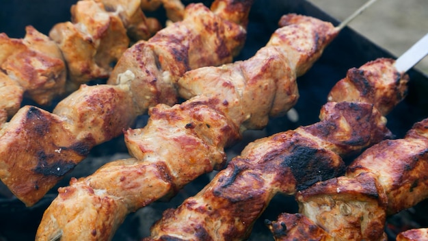 写真 肉の小さな片を火で焼く