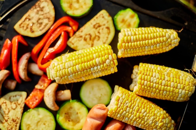 裏庭の屋外バーベキューガスグリルで野菜を焼く、Vegetables On Grill、夏の家族のピクニック、自然の食べ物。