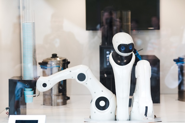 Robot barman barista bereidt koffie in café.