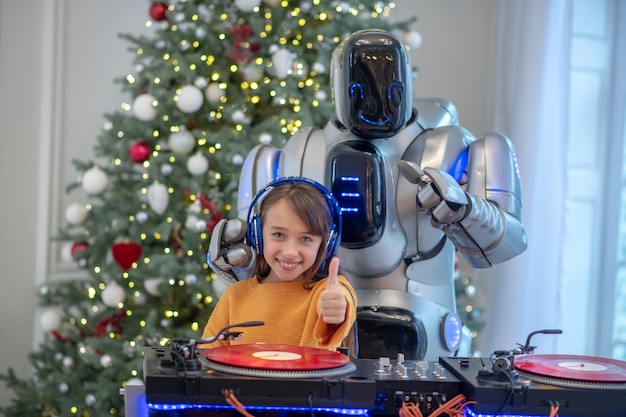 Robot die naar muziek luistert die naast de dj-tafel staat