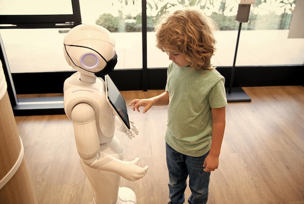 로봇은 어린이 자동화 인공 지능이 소년과 상호 작용하도록 지원합니다.