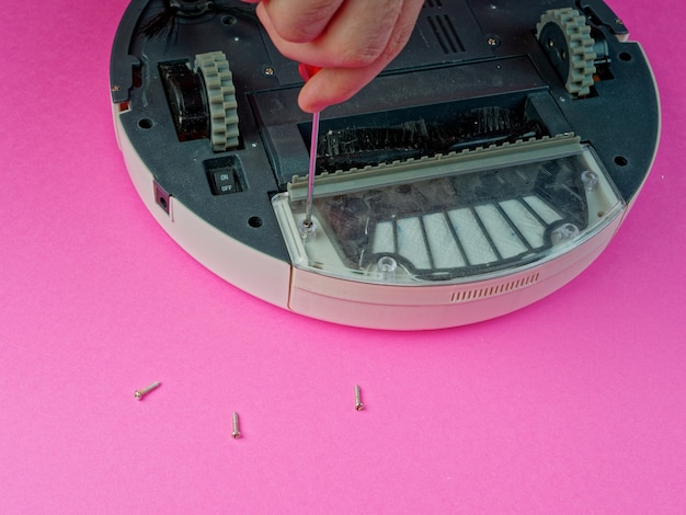 The robot vacuum cleaner is disassembled, the concept of
repairing a robot vacuum cleaner