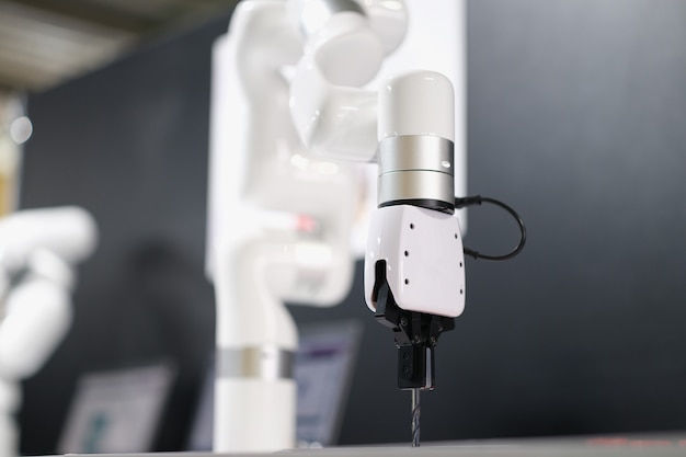 herhaling universiteitsstudent haspel Robotarm automatische boormachine in industriële productie-installatie |  Premium Foto