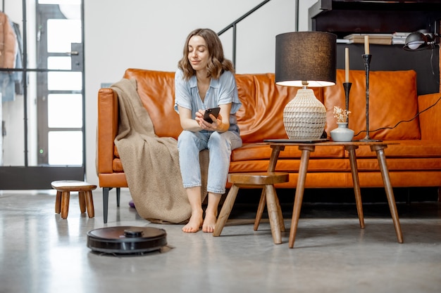 Photo robotic vacuum cleaner cleaning the room at home