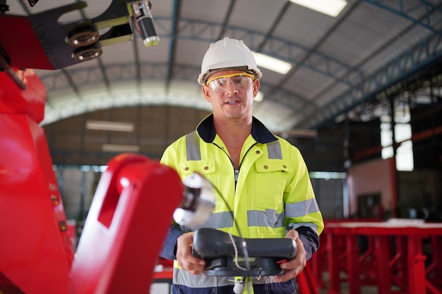 Robotica-ingenieur bezig met onderhoud van moderne robotarm in fabrieksmagazijn Zakelijke technoloy