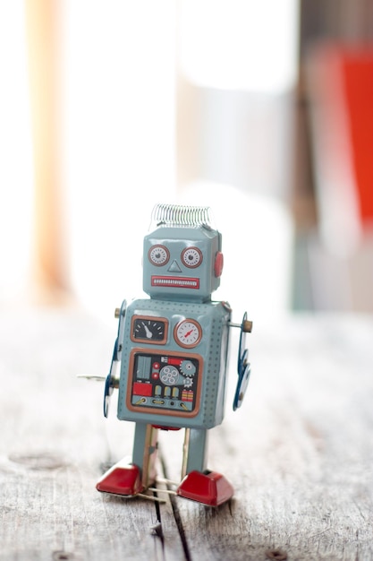 Robotspeelgoedsymbool voor een chatbot of sociale bot en algoritmen Houtstructuur