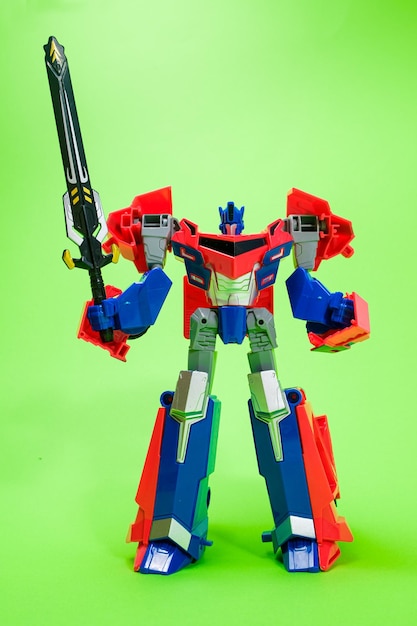 Robottransformator rood en blauw op groene achtergrond