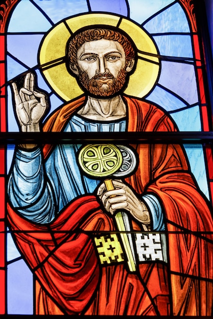 ロチェスターUSA 2018年6月17日ステンドグラスの窓の社説の聖ペテロ