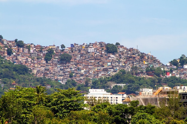 브라질 리우데자네이루의 Rodrigo de Freitas Lagoon에서 본 Rocinha 빈민가