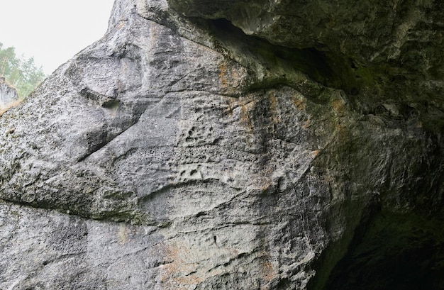 ロックアートまたは洞窟壁画は、先史時代および歴史的な初期の人間の芸術的表現であり、インドでは、砂岩の岩のスケッチや絵画の形で主に利用できます