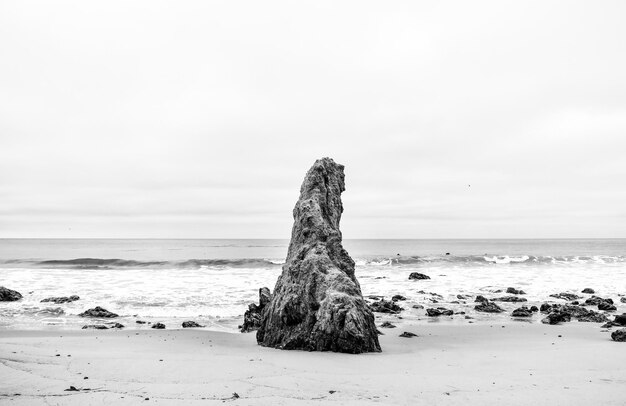 Photo rock on beach against sky