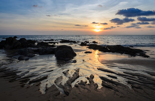 Rock beach zonsondergang met prachtige cloudscape skyline