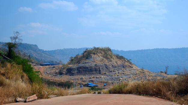 rock berg op blauwe hemelachtergrond