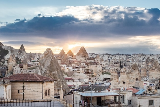 Rock berglandschap zonder mensen in Cappadocië Goreme grotwoningen 's avonds in de oude stad