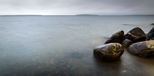 Fondo scoglio nell'acqua limpida del mare