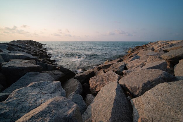 Photo rock breakwater in the sea in the morning