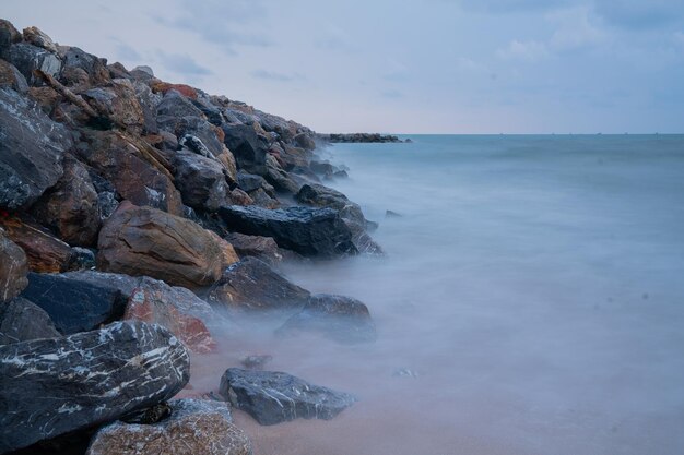 Photo rock breakwater in the sea in the morning