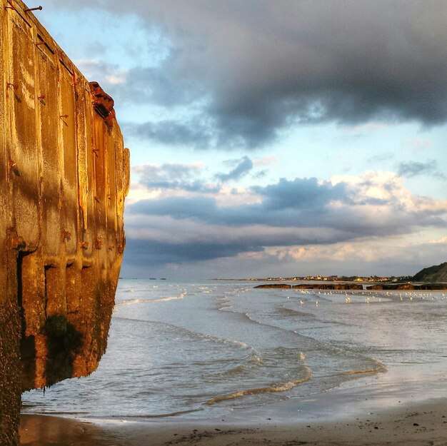 Foto rock dal mare contro il cielo