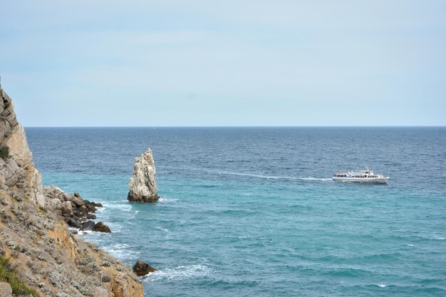 海の岩、海の岩の崖、夏の黒海