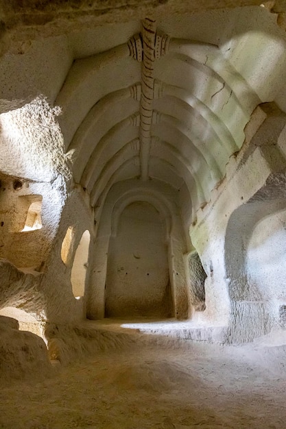 Valle rossa della chiesa scolpita nella roccia