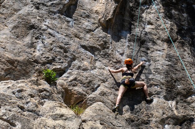 写真 タイのクラビのライレイビーチを登るロッククライマー