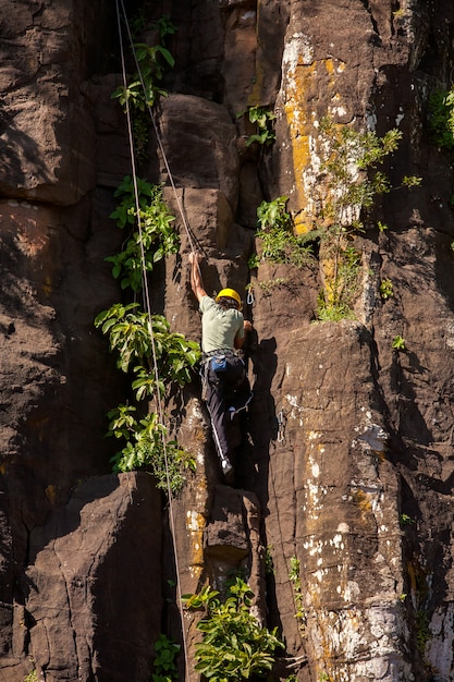 Scalatore nelle rocce del basalto del parco nazionale di iguazu