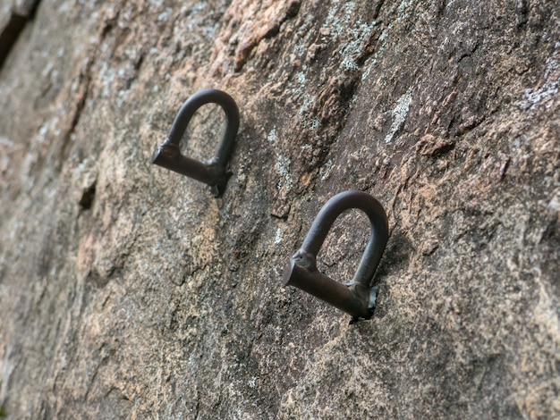 Foto protezione di bulloni di arrampicata su una parete di roccia ripida