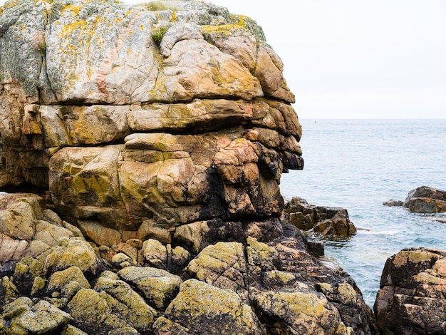 Foto roccia sulla costa del golfo di gouffre della manica