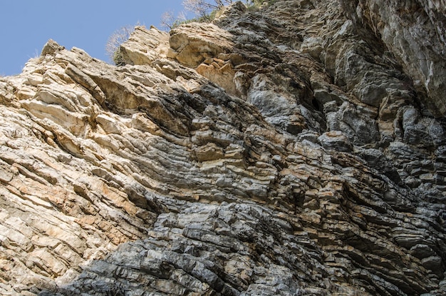 Rock de achtergrond van de lagen van oude sedimentenGelaagde steen