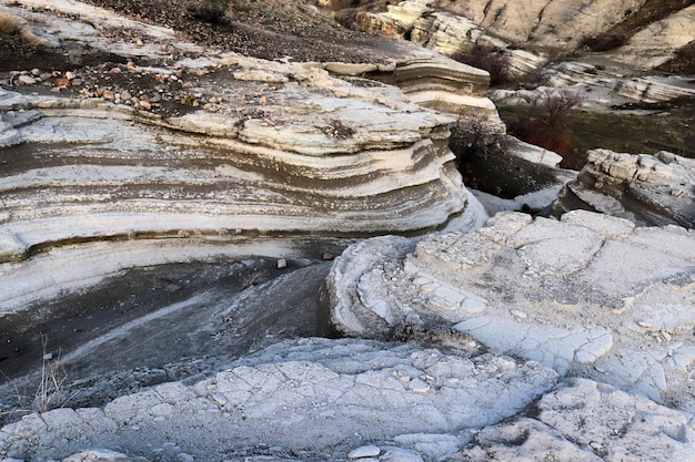 Фото Скала, размытая потоком воды