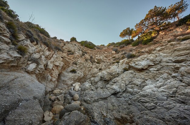 サルデーニャ南部の地域の典型的な崖のある岩壁