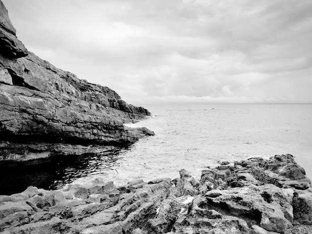 Foto formazione rocciosa sulla spiaggia contro il cielo