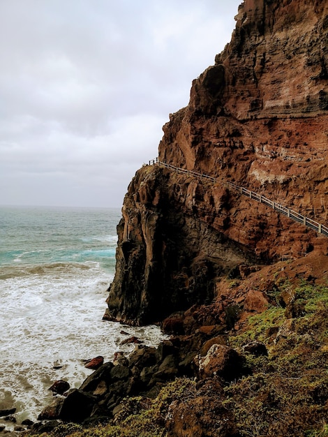 Foto formazione rocciosa sulla spiaggia contro il cielo