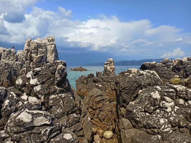 Photo rock formation on beach against sky