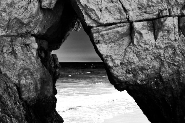 Photo rock formation on beach against sky