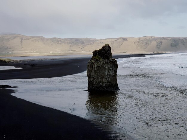 Foto formazione rocciosa sulla spiaggia contro il cielo