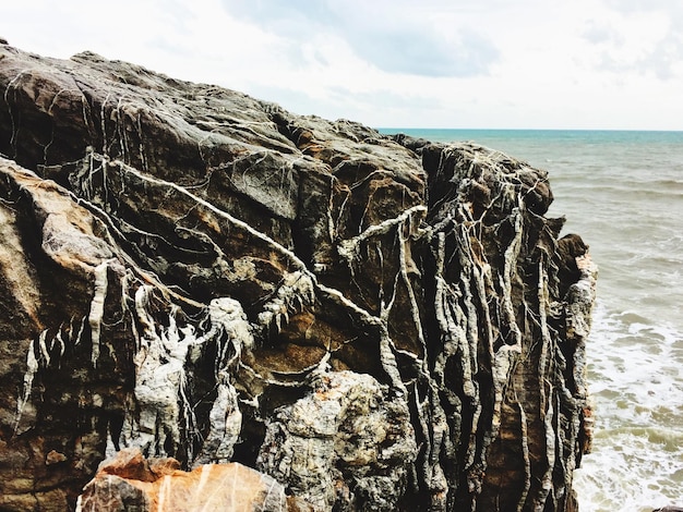 Photo rock formation on beach against sky