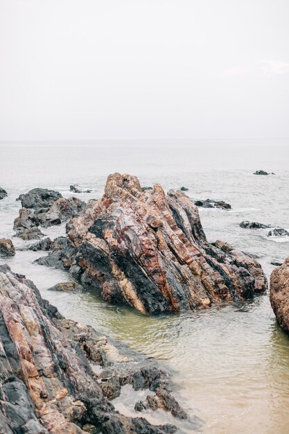 Photo rock formation at beach