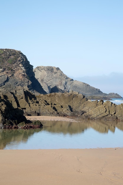 Odeceixe 해변, Algarve, 포르투갈에서 모래에서 암석과 절벽