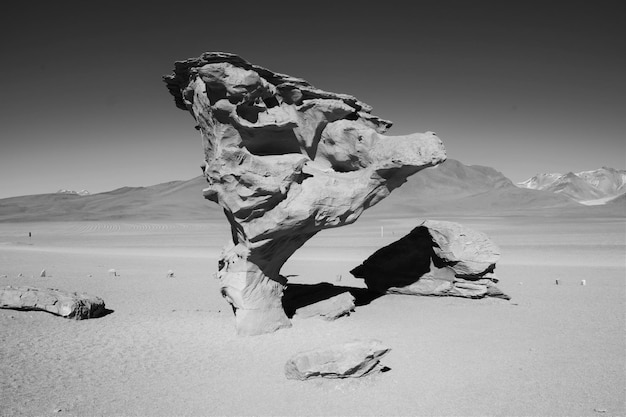 Foto formazione rocciosa sul deserto contro il cielo