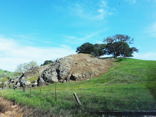 Photo rock formation on grassy hill