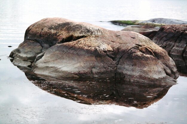 写真 湖の岩の形成