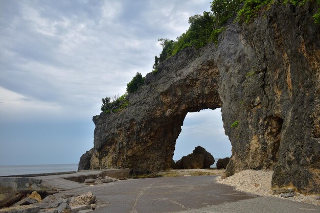 Photo a rock formation is in the background of the ocean