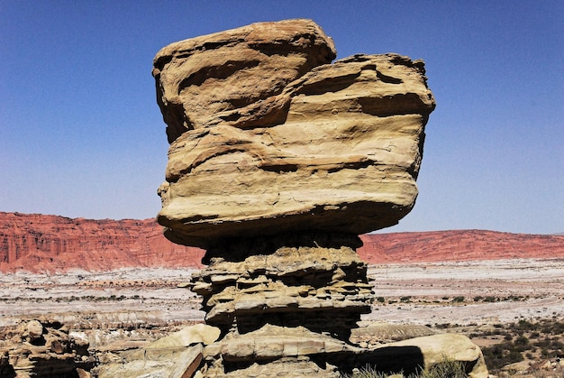 Foto formazione rocciosa sulla terra su un cielo limpido