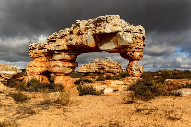 Foto formazione rocciosa sulla terra contro il cielo