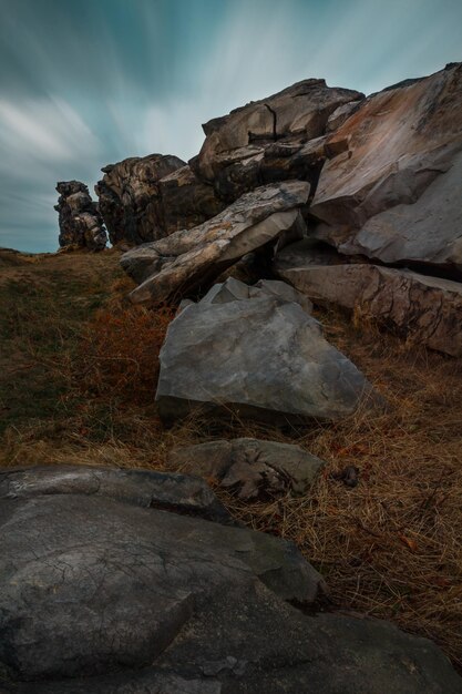 Foto formazione rocciosa sulla terra contro il cielo