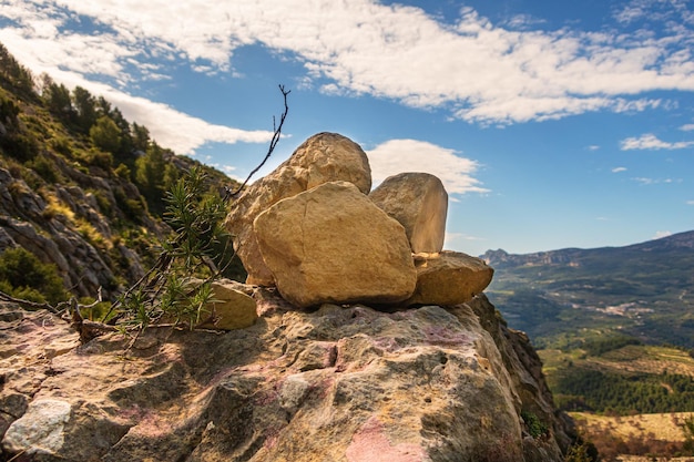 Foto formazione rocciosa sulla montagna contro il cielo